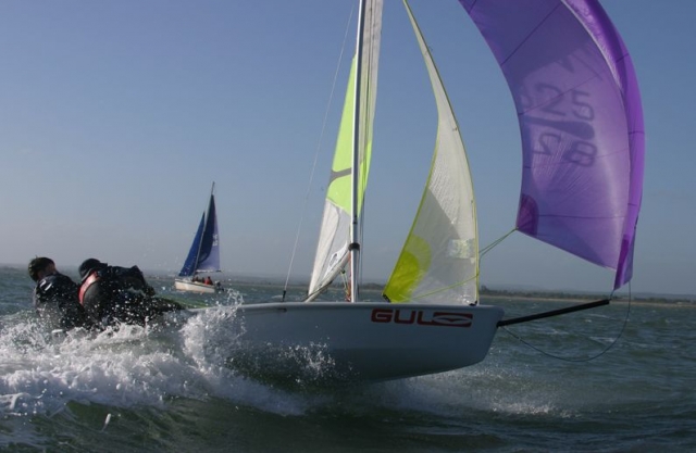  Vela brillanle y soleada 